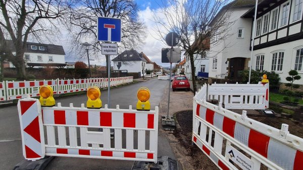 Die Sperrungen in der Hausmannstraße und der Bahnhofstraße bleiben noch weiter bestehen. - © Marianne Schwarzer