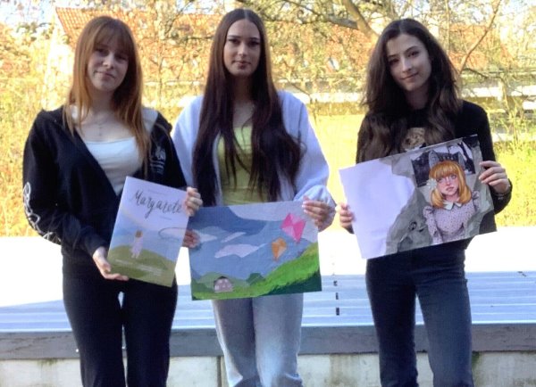 Alisha Schromm, Mia Wannemüller und Pauline Fischer (von links) präsentieren des Bilderbuchs „Margarete“. - © Grabbe Gymnasium