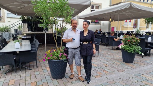 Elona und Petrit Betaj führen die "Lippe Lounge". Sie legen viel Wert auf frische Blumen. Laut Gestaltungssatzung der Stadt sind aber nur "zwei Begrünungselemente pro Geschäft" erlaubt. - © Nadine Uphoff