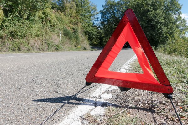 Der Fahrer beschädigte mit seinem weißen Lkw einen Stromverteilerkasten. - © Symbolfoto: pixabay.com