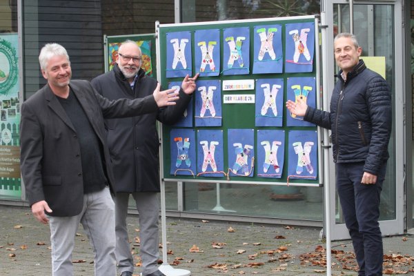 Schulleiter Thomas Grundmann (von links) mit Lions-Vorstandsmitglied Thomas Sollich und Karsten Schröder, Präsident des Lions-Club Bad Salzuflen. - © Dietmar Welle