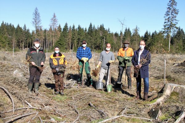 Verbandsvorsteher Jörg Düning-Gast (rechts) und Försterin Ute Reckefuß (links) bedanken sich bei dem Team rund um Euwatec für ihr Engagement. - © Landesverband Lippe