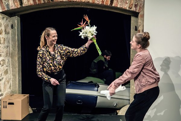 "Ein Teil der Gans" sollte im Dezember mit Alexandra Riemann (links) und Ewa Noack Premiere feiern. - © Landestheater Detmold / Marc Lontzek