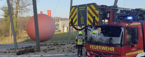 Einsatz am Kreisverkehr: Die Feuerwehr sichert die Kugel - © Rieks/Feuerwehr Detmold