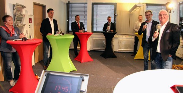 Die Landratskandidaten (von links) Ursula Jacob-Reisinger (Die Linke), Robin Wagener (Die Grünen), Dr. Axel Lehmann (SPD), Jens Gnisa (CDU) und Carsten Möller (FDP) stellen sich den Fragen des Moderatoren-Duos (weiter von links) Markus Knoblich und Dirk Baldus.  - © Till Brand