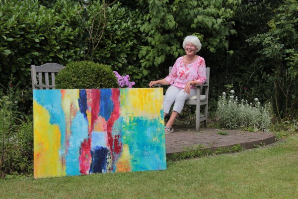 Das Bild "Abenteuer Farben" hat Irena Kyeck erst in diesem Jahr gemalt. Sie wird es bei ihrem Offenen Atelier Ende August zeigen, wie viele andere Werke ebenfalls. Auch der Garten des Hauses wird als Ausstellungsfläche einbezogen. - © Carolin Brokmann-Förster