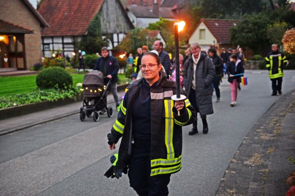 Die Feuerwehr begleitet - mit ungelöschter Fackel - den Laternenumzug beim Beller Schnirz. - © Nicole Ellerbrake
