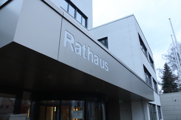 Im Rathaus Leopoldshöhe kann jetzt mit dem Finanzplan gearbeitet werden, der bis Ende 2023 gilt. - © Birgit Guhlke