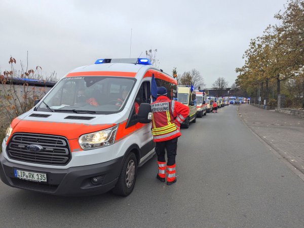 Einsatzeinheiten des Deutschen Roten Kreuzes Lippe fuhren im Verband zur Karla-Raveh-Gesamtschule in Lemgo. - © Kreis Lippe