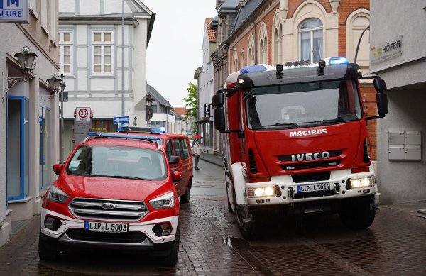 Die Feuerwehr konnte ein Übergreifen der Flammen auf benachbarte Gebäude verhindern. - © Freitag TV