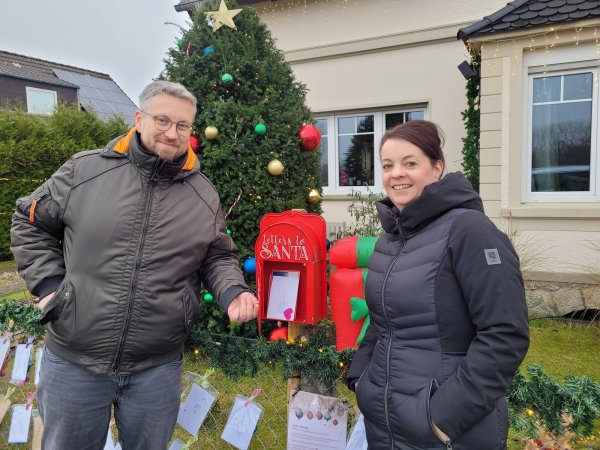 Sven Pantow und Jacqueline Hellmig stehen vor ihrem "Weihnachtshaus" und staunen über die vielen Briefe an den Weihnachtsmann. - © Raffael Giebel