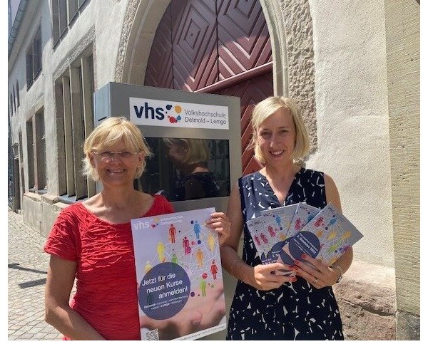 Stellen das VHS-Programm vor: Die stellvertretende Leiterin der VHS Detmold-Lemgo, Doris Hagemann (links), und Ines Kortemeier aus dem Bereich Berufliche Bildung. - © VHS Detmold-Lemgo