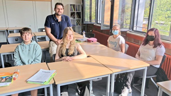Dean (14), Neele (15), Lehrer Torben Pohl, Samantha (14) und Ayleen (14) im Klassenraum. - © Sven Kienscherf