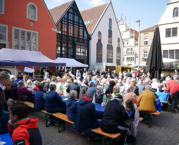 Ruckzuck füllen sich beim Hansefrühstück die Tische, so wie auf diesem Foto aus dem vergangenen Jahr. - © Alte Hansestadt Lemgo