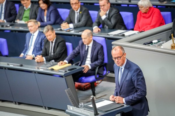 Friedrich Merz, CDU-Bundesvorsitzender und Unionsfraktionsvorsitzender, spricht im Bundestag vor Christian Lindner (l-r, FDP), Bundesminister der Finanzen, Robert Habeck (Bündnis 90/Die Grünen), Bundesminister für Wirtschaft und Klimaschutz, und Bundeskanzler Olaf Scholz (SPD). Themen der Sitzung sind eine Debatte zum Jahrestag des Hamas-Überfalls auf Israel sowie der ersten Lesung einer Grundgesetz-Änderung, die den Schutz des Bundesverfassungsgerichts verbessern soll. - © picture alliance/dpa