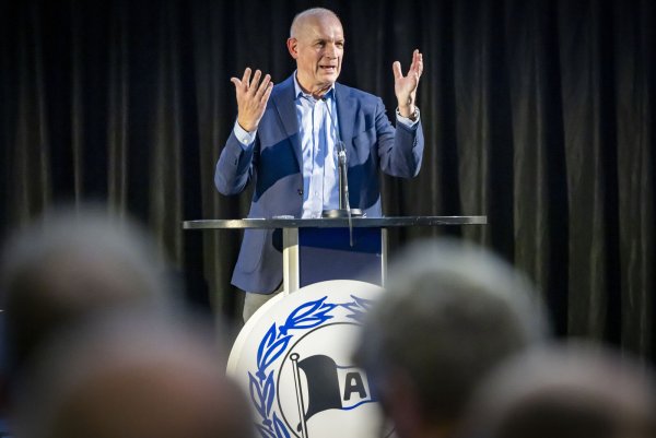 Arminia-Präsident Rainer Schütte erhielt für seine Rede einigen Applaus von den DSC-Mitgliedern. - © Sarah Jonek