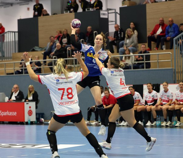 Blombergs Rückraumspielerin Nieke Kühne nimmt im Pokal-Achtelfinale gegen Solingen-Gräfrath Maß. - © Paul Cohen