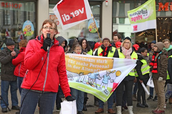 Walburga Erichsmeier, stellvertretende Bezirksgeschäftsführerin von Verdi, vor dem ehemaligen Hertie Gebäude. Für Freitag und Samstag ruft die Gewerkschaft zum Streik im Einzelhandel auf. - © Archivfoto: Vera Gerstendorf-Welle