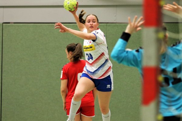 Blombergs Linksaußen Mia Ziercke trifft nach wenigen Minuten bereits zum 4:1 für ihr Team. - © Oliver König