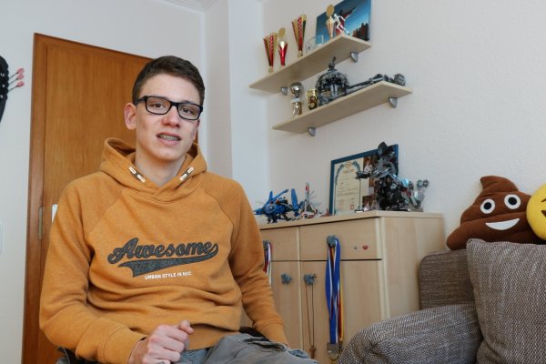 Max Pamp sitzt seit gut einem Jahr im Rollstuhl. In seinem Zimmer hat er noch Pokale und Andenken an seine Sportlerzeiten stehen. - © Alexandra Schaller