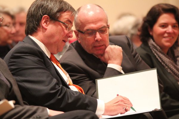 Damals "nur" CDU-Parteichef in NRW, Armin Laschet, besucht 2015 die Stiftung Eben-Ezer bei ihrem Neujahresempfang. Mit dabei: der damalige Landtagsabgeordnete Walter Kern (rechts Parteifreundin und Bundestagsabgeordnete Kerstin Vieregge). Anno 2021 könnte Kern ausgerechnet in den NRW-Landtag nachrücken, weil Armin Laschet nach Berlin wechselt. - © Till Brand