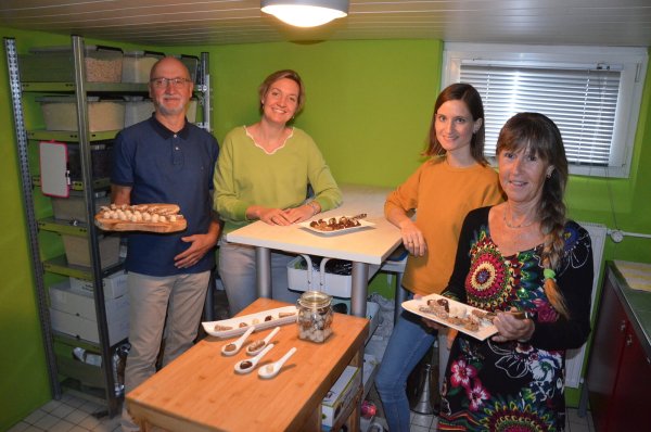 Hermann Böddeker, Kathrin Lutterbeck, Katharina Püttbach und Gudrun Lange (von links) bilden das kleine Team der Manufaktur „Herz und Honig“. - © Georg Kälble