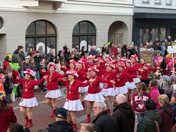 Die Tanzgarde der TG Lage verbreitete beste Stimmung beim Rosenmontagszug. - © Jan Schillmann