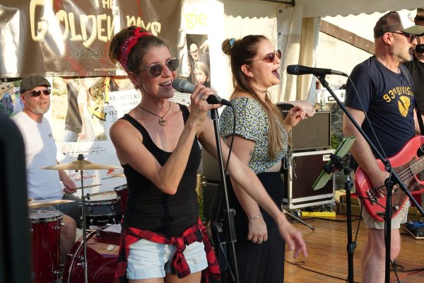 Marta Hornik (links) und Paulina Hornung standen am Samstag auf der Bühne bei "Musik an der Mauer" in Horn. - © Axel Bürger