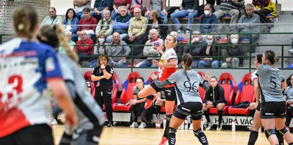 Blombergs Kamila Kordovská sucht die Lücke in der Abwehr von Váci NKSE. - © Kornej Weibert