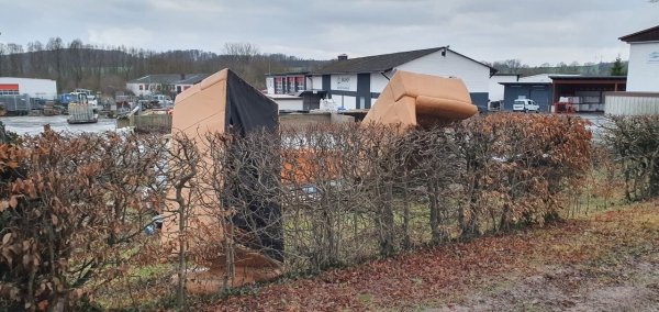 Zwei Polstergarnituren sind am Sonntag einfach auf das Grundstück des Bauhofs geworfen worden. - © Stadt Schieder-Schwalenberg
