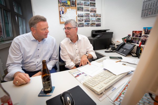 Der wiedergewählte CDU-Bundestagsabgeordnete Christian Haase (r.) beobachtet mit CDU-Landtagsabgeordneten Matthias Goeken die einlaufenden Wahlergebnisse und vergleicht sie mit denen von 2017. - © Niklas Tüns
