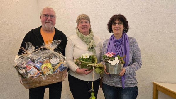 Ausgezeichnet und verabschiedet: Jürgen Haneke, Barbara Zietz und Sandra Dietrich-Frevert (von links). - © Hundesportverein Spork-Schwelentrup