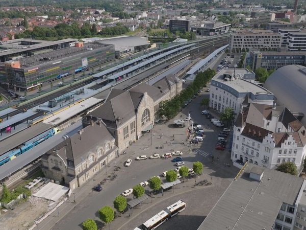 Aus der Vogelperspektive macht der Bielefelder Hauptbahnhof einen ganz guten Eindruck. - © DB Netze