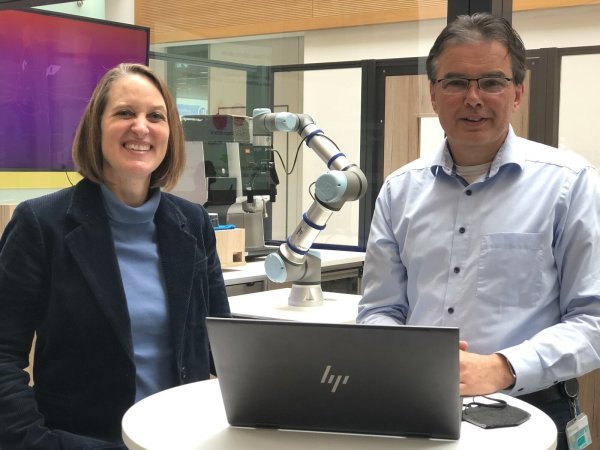 Geschäftsleiterin Anja Moldehn und Vereinsvorsitzender Professor Jürgen Jasperneite gehen der Zukunft des Centrum Industrial IT (CIIT) mit Optimismus und Tatendrang entgegen. - © Till Brand