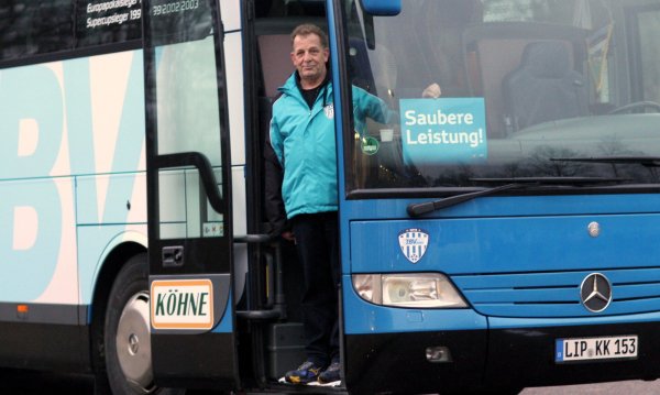 Seine Premierenfahrt mit dem Köhne-Express führte Bernd Frevert im Februar 2012 nach Lübbecke. Nach dem Lemgoer Auswärtssieg empfing er die Spieler mit einem Motivationsspruch hinter der Fensterscheibe. - © Jörg Hagemann