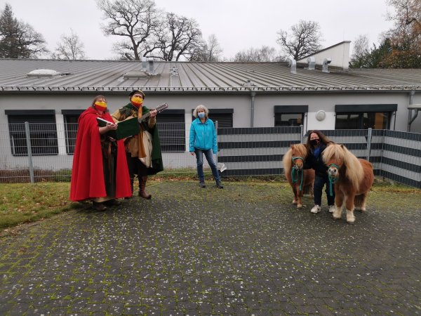 Claudia und Henning Diekmann (von links), Dorothée Düpont, Leiterin des Brustkrebs-Zentrums am Klinikum, und Sabine Mirbach mit ihren beiden Ponys - © Fotorechte: Sabine Mirbach