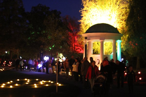 Bisher gibt es im Kurpark die „Nacht der 10.000 Kerzen" als Event. In Zukunft könnte eine noch aufwendigere, mehrwöchige Veranstaltung mit Licht und Nebel dazu kommen. - © Daniel Hobein
