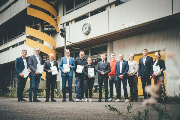 Freuen sich über Hilfe vom Land NRW: Bürgermeister Burkhard Schwuchow (von links), Stadt Büren, Bürgermeister Paul Hoene, Gemeinde Wachtendonk, Markus Märtens, Stadt Leverkusen, Bürgermeister Matthias Kalkreuter, Stadt Lage, Christoph Scholz, Stadt Rüthen, Kathrin Kautz, Stadt Wiehl und Daniel Sieveke, Staatssekretär im Ministerium für Heimat, Kommunales, Bau und Digitalisierung des Landes Nordrhein-Westfalen, Maximilian Spinnrath, Stadt Rüthen, Dirk Becker, Stadt Rüthen, Annika Kubbilun, Stadt Aachen, Henk Brockmeyer, NRW.URBAN Mirjam Bosse, Stadt Leichlingen - © Foto: Christoph Kniel
