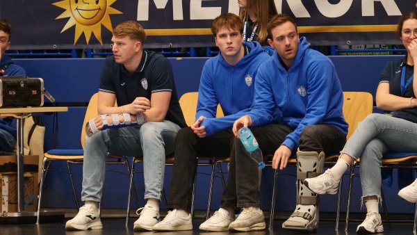 Diese Drei sind nicht dabei: Lukas Hutecek, Connar Battermann und Bobby Schagen, der auf magische Weise die Wasserflasche kreisen lässt, fehlten dem TBV in Göppingen. - © Jörg Hagemann