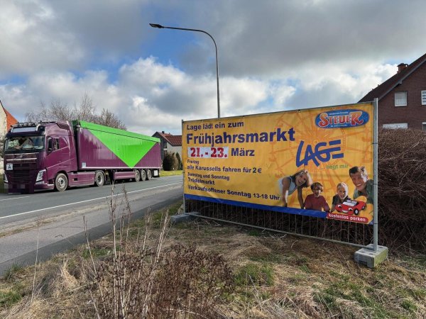 Seit einiger Zeit werben in Lage und um die Zuckerstadt herum (wie hier in Helpup an der B66) große Werbeplakate für den Frühjahrsmarkt. Dieser wird in diesem Jahr wenn überhaupt nur in abgespeckter Form stattfinden. - © Thomas Reineke