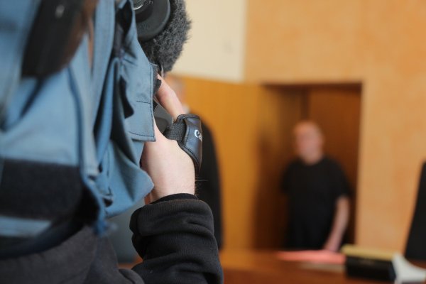 Das Schwurgericht ist am Ende der Beweisaufnahme von der Schuld des Angeklagten überzeugt. Zum letzten Verhandlungstag kommt auch noch mal das Fernsehen. - © Janet König