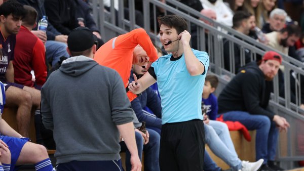 Schiedsrichter Marko Grujic wird in der Halle Lohfeld verkabelt. - © Paul Cohen