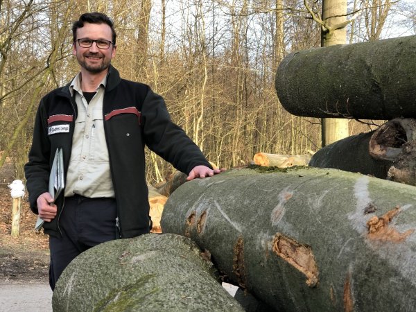 Alexander von Leffern ist als Förster für die kommunalen Wälder in Lemgo und Bad Salzuflen zuständig. - © Archivfoto: Till Brand