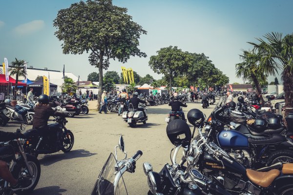 So ähnlich wie hier bei einer PS-Show in Mannheim wird es am letzten August-Wochenende auf dem Parkplatz des Messezentrums an der B 239 aussehen. - © Messe Ostwestfalen GmbH