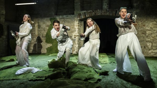 Nieder mit den Bäumen (von links): Katharina Otte, Paul Enev, Ewa Noack und Emanuel Weber. - © Landestheater Detmold/Jochen Quast