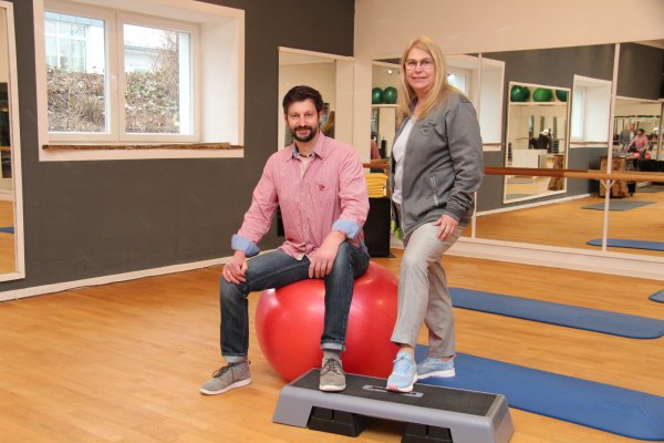 Daniel Paier und Margret Hey gründen in Lage eine neue Rehagruppe für junge Parkinson-Erkrankte. - © Nadine Uphoff