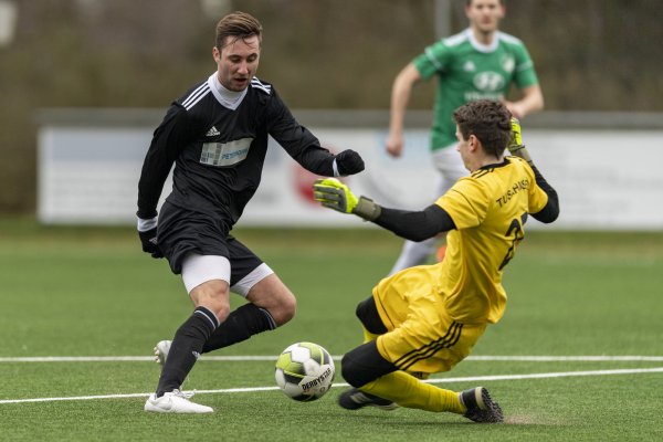 Szene aus dem Spiel gegen TuS Ahmsen: Hier taucht der Lipperreiher Niclas Fulland (links) vor Keeper Jan Rösener auf. Im letzten Moment kann Rösener den Ball klären. - © Egon Penner