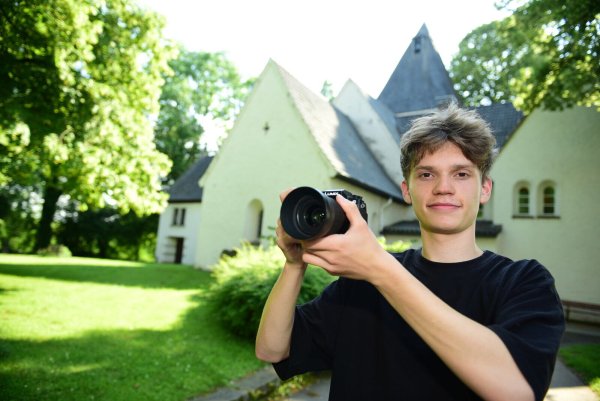 Jonas Schäpe mit Kamera vor und in der Kirche. - © Nicole Ellerbrake