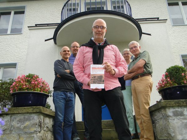 Der Historiker Thomas M. Dann hat ein Buch über den Architekten Ernst Pethig geschrieben, der in Lemgo und Umgebung mehr als 90 Häuser und Umbauten entworfen hat. Bei der Präsentation mit dabei: Martin Emrich (Buch-Layouter, von links), Martin Kämper (Denkmalschützer), Thomas M. Dann (Buchautor) und die Eigentümerfamilie des "Kaffeemühlenhauses" Barbara und Dr. Ludger Böhlen. (Foto: Hajo Gärtner) - © Hajo Gärtner