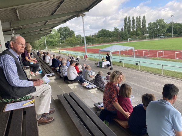 Die Gemeindemitglieder feiern Gottesdienst zu Coronazeit. - © Thomas Emminghaus
